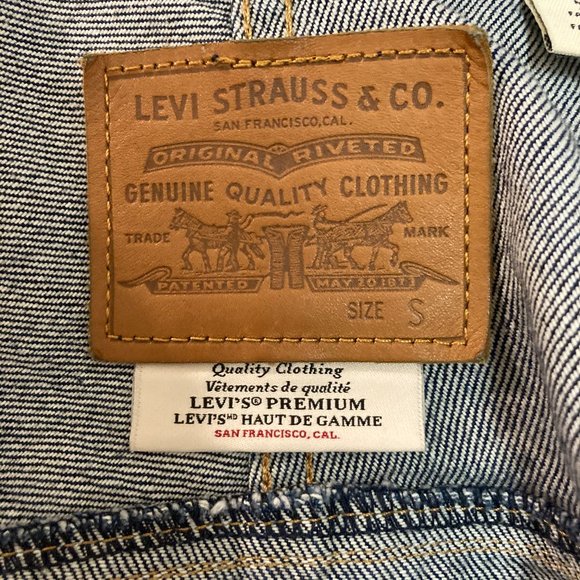 * SOLD* Cropped Levi's Denim Jacket + Free Gift - Picture 2 of 5